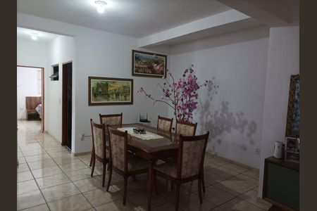 Casa à venda com 300m², 5 quartos e 1 vaga Casa à venda com 300m², 5 quartos e 1 vagaSala de jantar