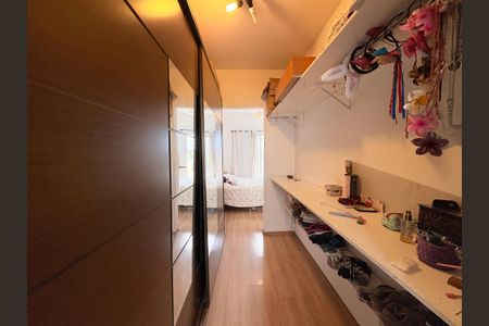 Casa à venda com 200m², 4 quartos e 4 vagasSuíte 1 - Closet