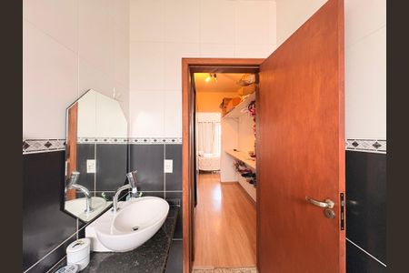 Casa à venda com 200m², 4 quartos e 4 vagasBanheiro da Suíte