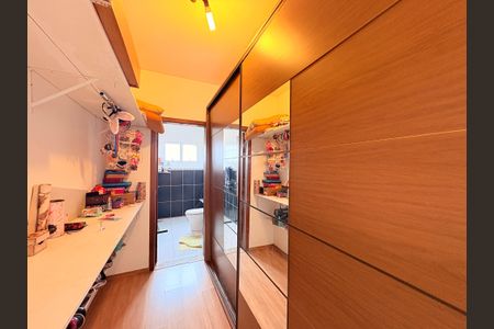 Casa à venda com 200m², 4 quartos e 4 vagasSuíte 1 - Closet