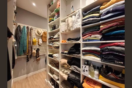 Apartamento à venda com 117m², 4 quartos e 3 vagas Apartamento à venda com 117m², 4 quartos e 3 vagasCloset