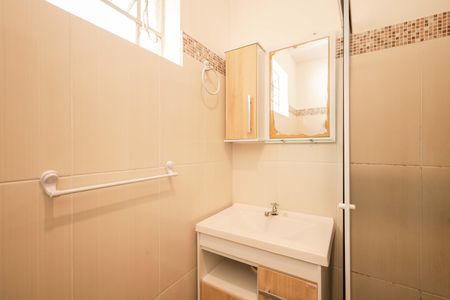 Banheiro de kitnet/studio à venda com 1 quarto, 23m² em Floresta, Porto Alegre