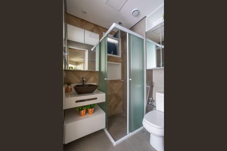 Banheiro de apartamento à venda com 2 quartos, 51m² em Jardim Monte Alegre, Taboão da Serra