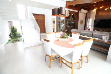 Sala de casa de condomínio para alugar com 4 quartos, 600m² em Colinas do Paratehy, São José dos Campos