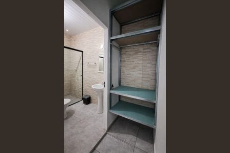 Banheiro de kitnet/studio para alugar com 1 quarto, 25m² em Umuarama, Osasco