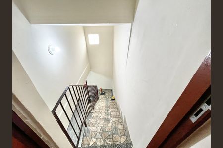Casa à venda com 250m², 4 quartos e 3 vagas Casa à venda com 250m², 4 quartos e 3 vagasEscada