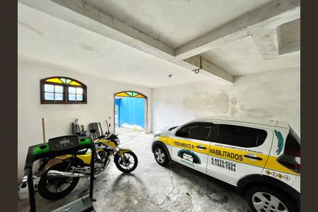 Casa à venda com 250m², 4 quartos e 3 vagas Casa à venda com 250m², 4 quartos e 3 vagasGaragem