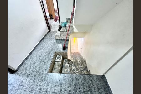 Casa à venda com 250m², 4 quartos e 3 vagas Casa à venda com 250m², 4 quartos e 3 vagasEscada