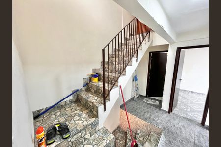 Casa à venda com 250m², 4 quartos e 3 vagas Casa à venda com 250m², 4 quartos e 3 vagasEscada