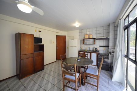 Sala - Cozinha de apartamento para alugar com 1 quarto, 40m² em Cachoeira do Bom Jesus, Florianópolis