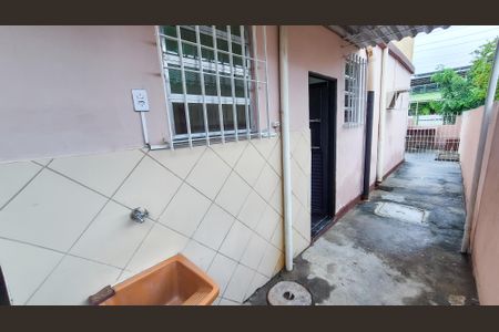 Casa à venda com 70m², 2 quartos e 3 vagasAcesso Lateral a entrada do cozinha e área de Serviço