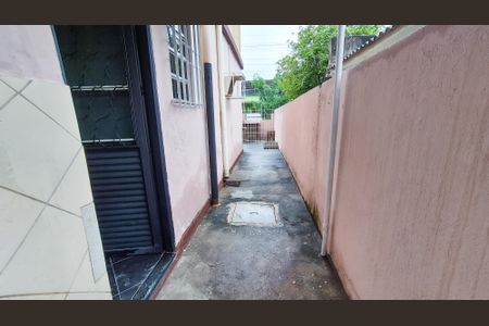 Casa à venda com 70m², 2 quartos e 3 vagasAcesso Lateral a entrada do cozinha e área de Serviço