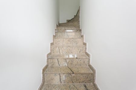 Casa para alugar com 70m², 2 quartos e 1 vaga Casa para alugar com 70m², 2 quartos e 1 vagaEscada