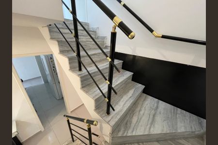 Casa de condomínio para alugar com 120m², 3 quartos e 2 vagasEscada