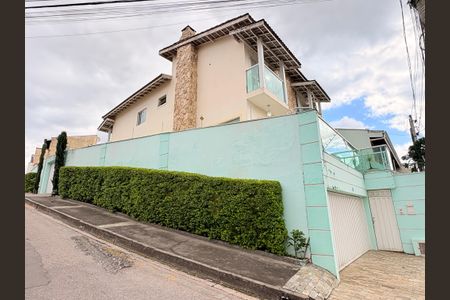 Casa à venda com 270m², 5 quartos e 3 vagas Casa à venda com 270m², 5 quartos e 3 vagasFachada