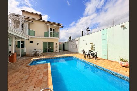 Casa à venda com 270m², 5 quartos e 3 vagasQuintal com Piscina