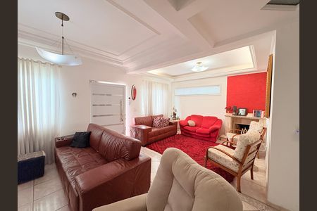 Casa à venda com 270m², 5 quartos e 3 vagasSala