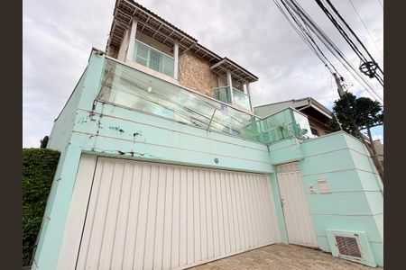 Casa à venda com 270m², 5 quartos e 3 vagas Casa à venda com 270m², 5 quartos e 3 vagasFachada