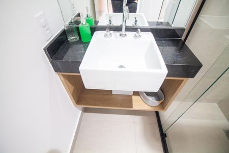 Banheiro de kitnet/studio para alugar com 1 quarto, 23m² em Jardim das Acacias, São Paulo