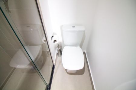 Banheiro de kitnet/studio para alugar com 1 quarto, 23m² em Jardim das Acacias, São Paulo