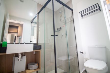 Banheiro de kitnet/studio para alugar com 1 quarto, 23m² em Jardim das Acacias, São Paulo