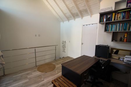 Casa de condomínio à venda com 158m², 4 quartos e 1 vagaEscritório