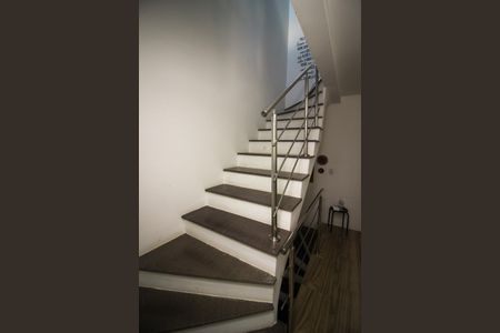 Casa de condomínio à venda com 158m², 4 quartos e 1 vagaEscada