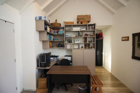 Casa de condomínio à venda com 158m², 4 quartos e 1 vagaEscritório