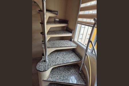 Apartamento à venda com 95m², 3 quartos e 1 vagaescada