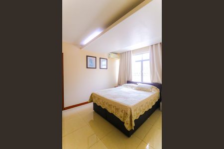 Casa à venda com 375m², 5 quartos e 3 vagas Casa à venda com 375m², 5 quartos e 3 vagasQuarto 2 - Suíte