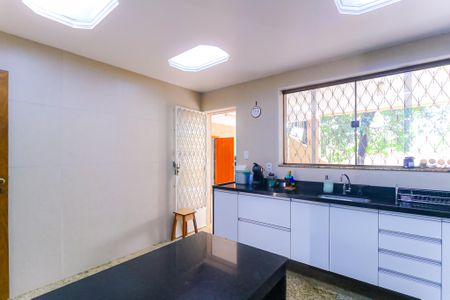 Casa à venda com 375m², 5 quartos e 3 vagas Casa à venda com 375m², 5 quartos e 3 vagasCozinha