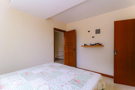 Casa à venda com 375m², 5 quartos e 3 vagas Casa à venda com 375m², 5 quartos e 3 vagasQuarto 2 - Suíte