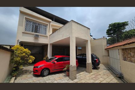 Casa à venda com 375m², 5 quartos e 3 vagas Casa à venda com 375m², 5 quartos e 3 vagasFachada interna