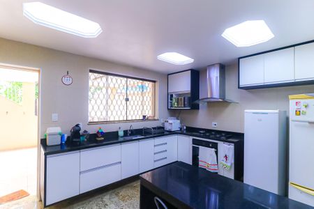 Casa à venda com 375m², 5 quartos e 3 vagas Casa à venda com 375m², 5 quartos e 3 vagasCozinha