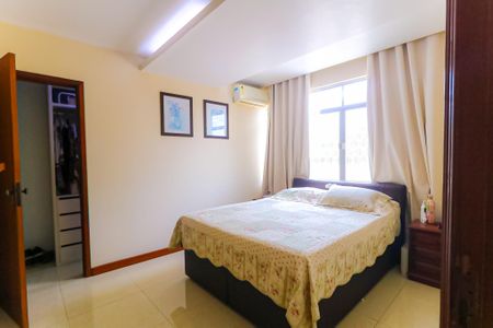 Casa à venda com 375m², 5 quartos e 3 vagas Casa à venda com 375m², 5 quartos e 3 vagasQuarto 2 - Suíte