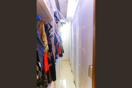 Casa à venda com 375m², 5 quartos e 3 vagas Casa à venda com 375m², 5 quartos e 3 vagasQuarto 2 - Suíte closet