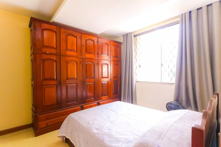 Casa à venda com 375m², 5 quartos e 3 vagas Casa à venda com 375m², 5 quartos e 3 vagasQuarto 4 - Suíte