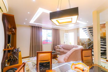 Casa à venda com 375m², 5 quartos e 3 vagas Casa à venda com 375m², 5 quartos e 3 vagasSala