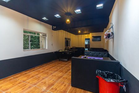 Casa para alugar com 180m², 2 quartos e 4 vagas Casa para alugar com 180m², 2 quartos e 4 vagasSalão