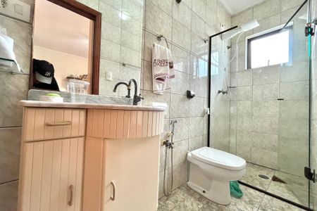 Casa para alugar com 250m², 3 quartos e 3 vagas Casa para alugar com 250m², 3 quartos e 3 vagasBanheiro da Suíte 2