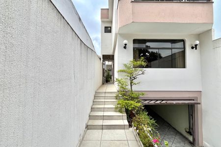 Casa para alugar com 250m², 3 quartos e 3 vagas Casa para alugar com 250m², 3 quartos e 3 vagasFachada