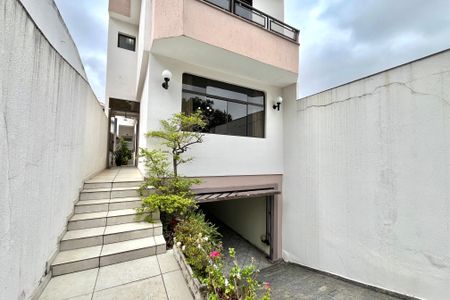 Casa para alugar com 250m², 3 quartos e 3 vagas Casa para alugar com 250m², 3 quartos e 3 vagasFachada