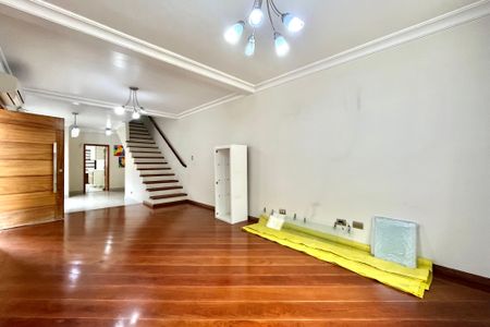 Casa para alugar com 250m², 3 quartos e 3 vagas Casa para alugar com 250m², 3 quartos e 3 vagasSala