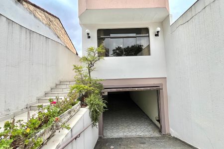 Casa para alugar com 250m², 3 quartos e 3 vagas Casa para alugar com 250m², 3 quartos e 3 vagasFachada