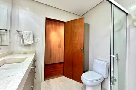 Casa para alugar com 250m², 3 quartos e 3 vagas Casa para alugar com 250m², 3 quartos e 3 vagasBanheiro da Suíte 1