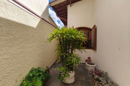 Casa à venda com 220m², 3 quartos e 5 vagasQuintal - Jardim