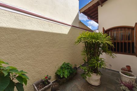 Casa à venda com 220m², 3 quartos e 5 vagasQuintal - Jardim