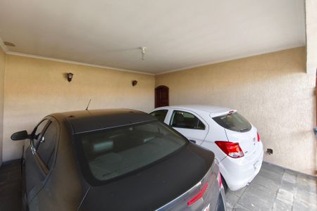 Casa à venda com 220m², 3 quartos e 5 vagasQuintal - Garagem