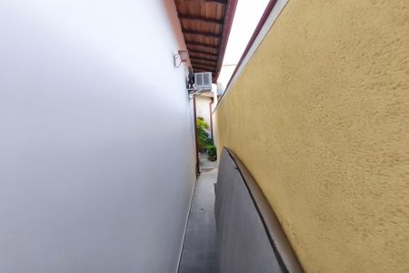 Casa à venda com 220m², 3 quartos e 5 vagasCorredor - Quintal