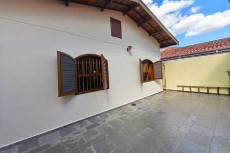 Casa à venda com 220m², 3 quartos e 5 vagasQuintal - Fundos